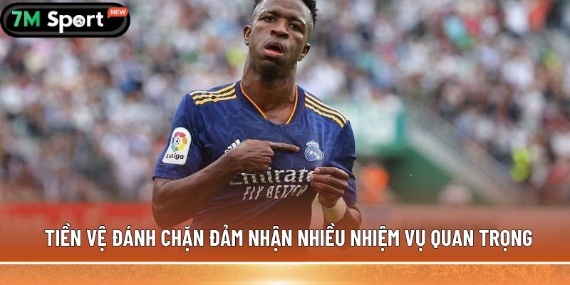 Tiền vệ đánh chặn là gì? Thông tin cần biết về vị trí này 6 Tiền vệ đánh chặn đảm nhận nhiều nhiệm vụ quan trọng